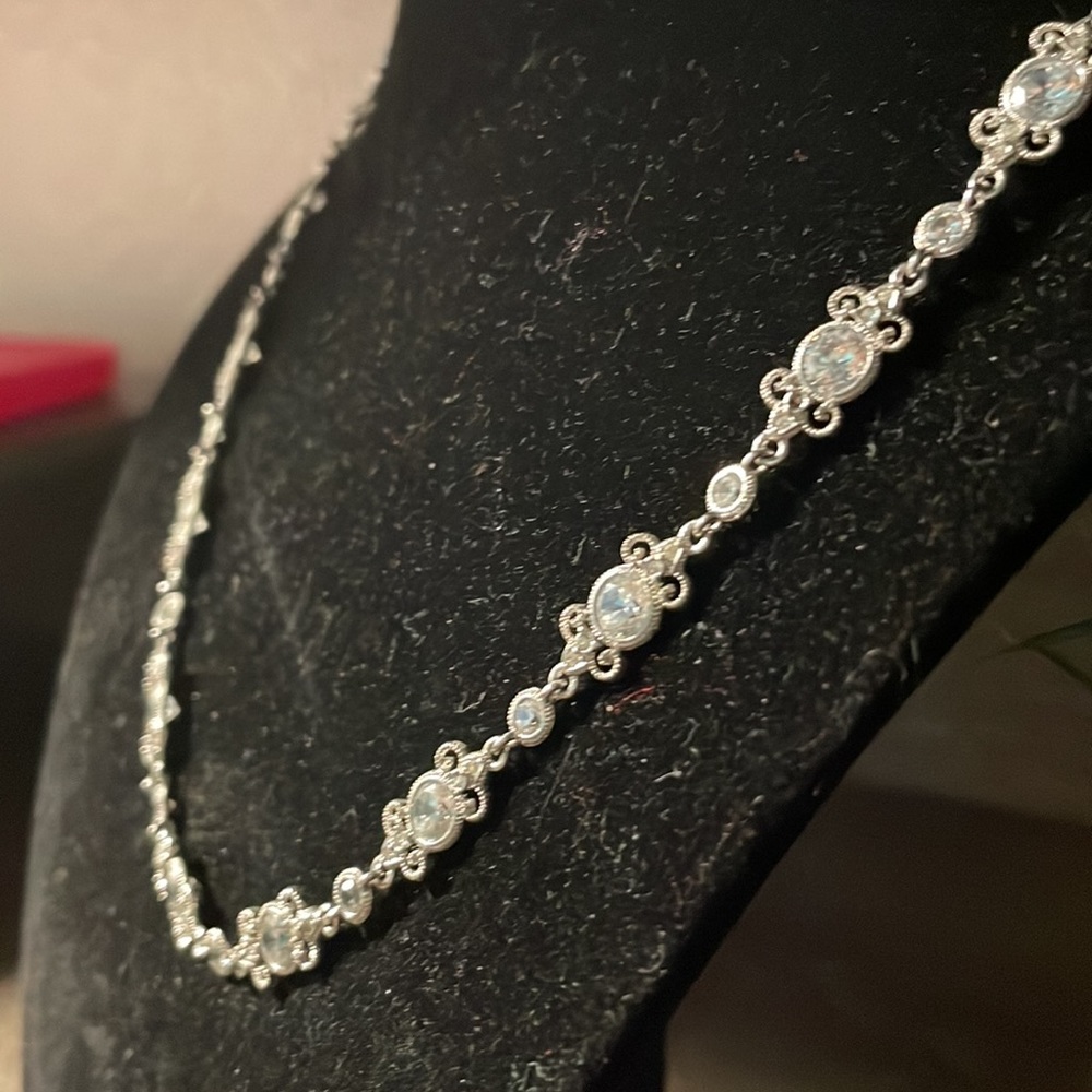 N CRYSTALS BEAUTIFUL NECKLACE.